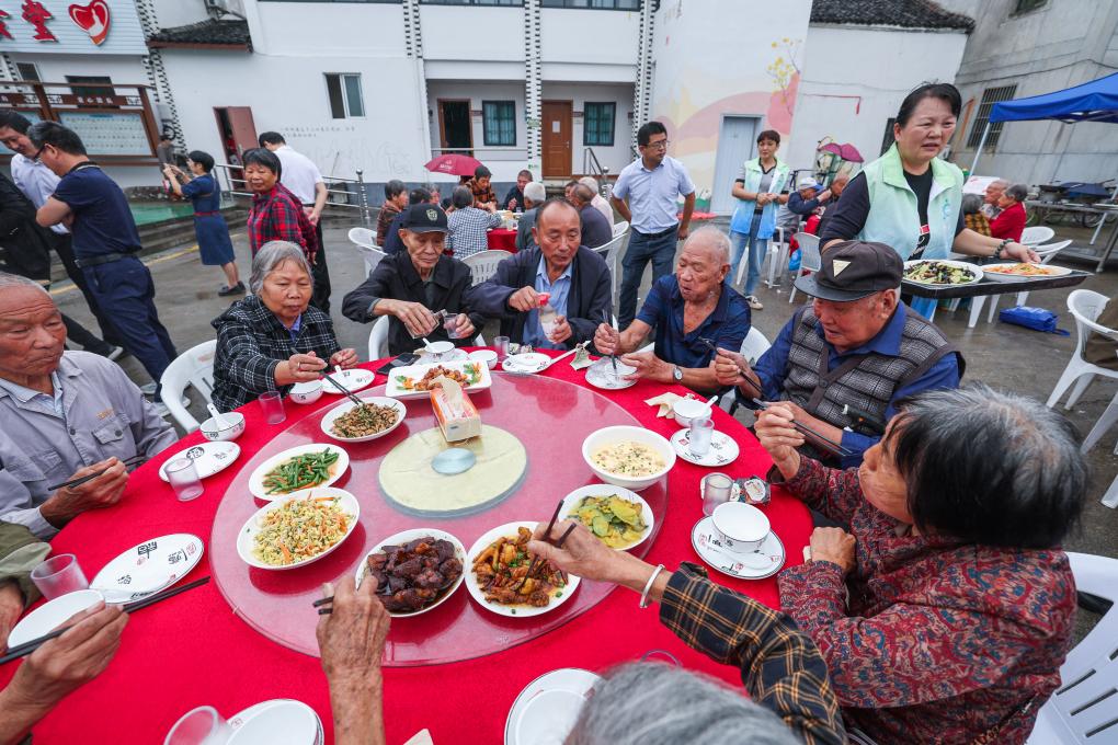 浙江诸暨：山村爱心食堂敬老宴