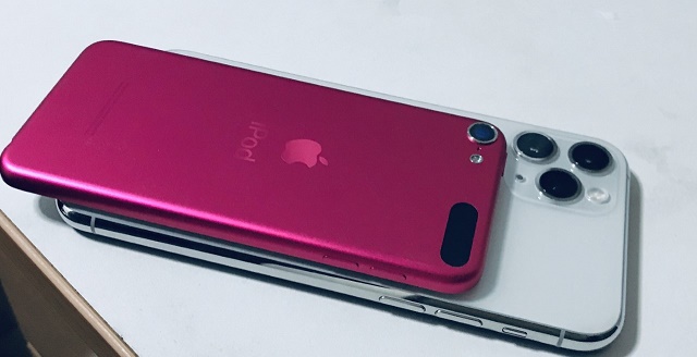 【写真】iPhone 11 Proの上にiPod touchを重ねたところ