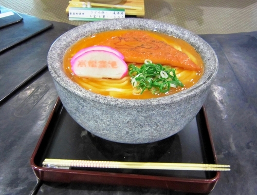 写真：きつねうどんのオブジェ＝高松空港、高松空港ビル提供