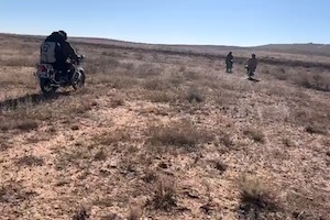 【動画】荒野ツーリング中に地雷を踏んでしまったバイク乗りの車載。