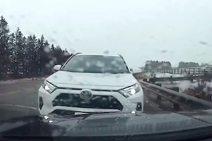 【動画】体当たりしてくるキチ◯イRAV4に追いかけられる車載(((ﾟДﾟ)))