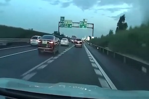 【動画】高速道路の出口で煽っていたヤツが馬鹿な事故を起こすドラレコ（ノ∇`）