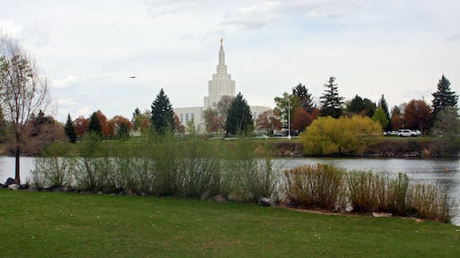 Idaho Falls som omfatter en flod eller et vandløb og en park