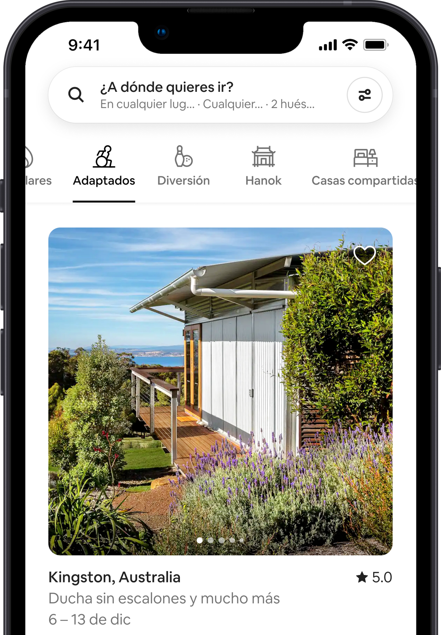 Un teléfono que muestra alojamientos de la categoría Adaptados de Airbnb, y una casa que tiene una entrada sin escalones.