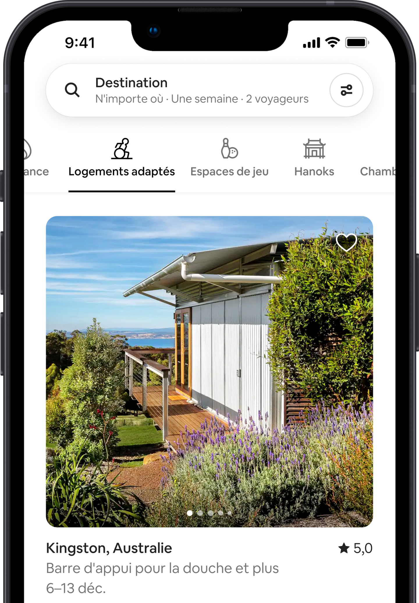 Un téléphone affichant des logements de la catégorie Airbnb Logements adaptés, avec une maison dotée d'une entrée de plain-pied.