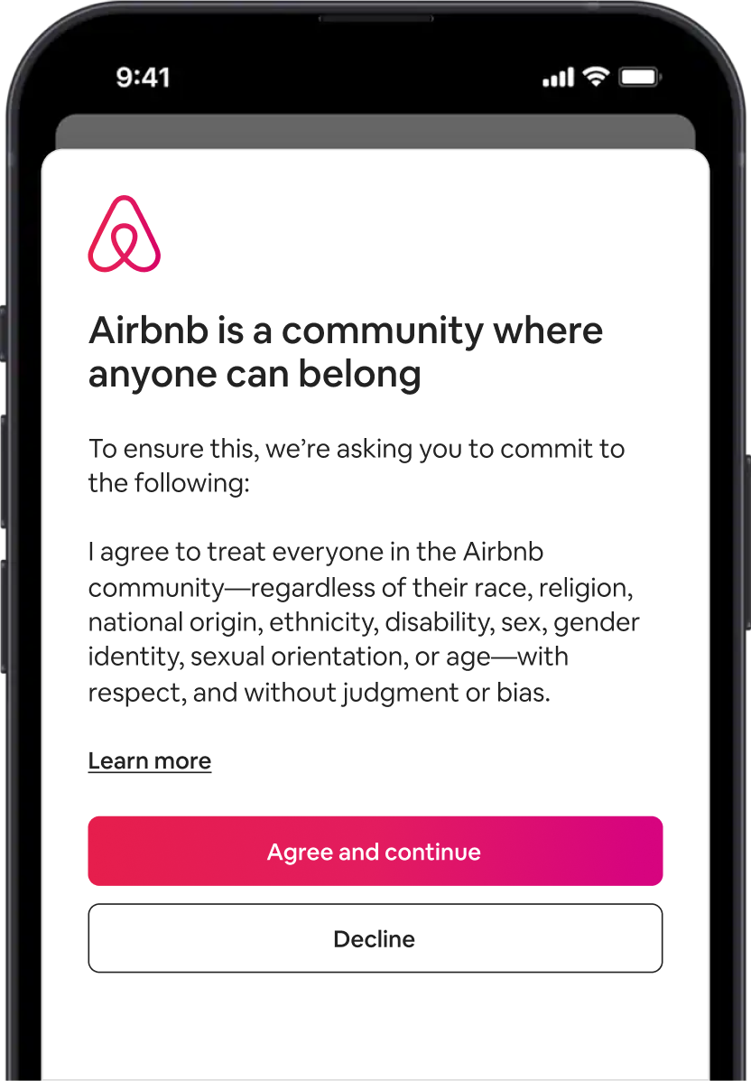 La pantalla de un teléfono muestra el compromiso de la comunidad de Airbnb.