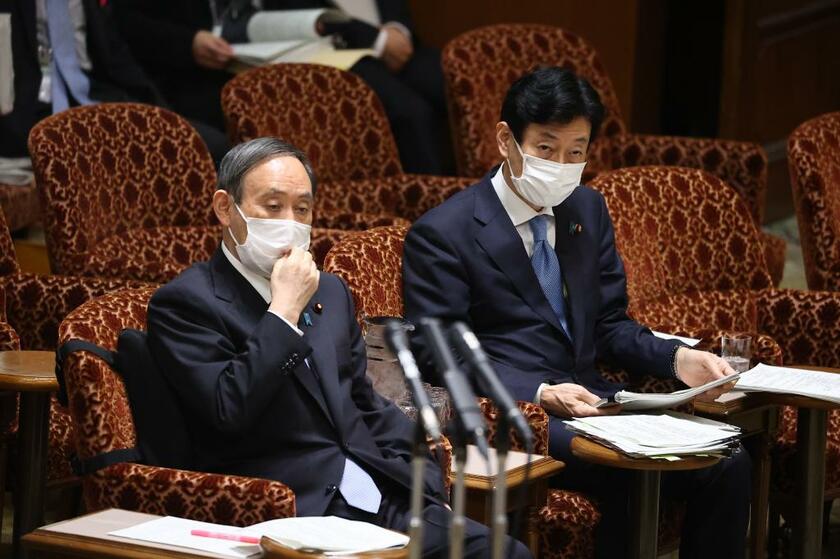 　菅義偉首相と西村康稔経済再生担当相（C）朝日新聞社