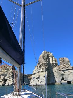 ミロス島のクリスタル ブルーの海をクルーズ!①海賊が隠れていたクレフティコ