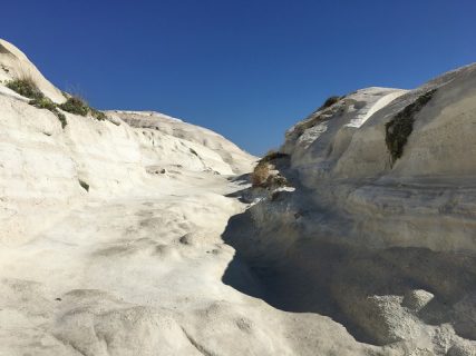 真っ白な月面風景！ミロス島のサラキニコ