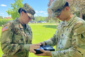 Soldiers Experiment with Future Biometrics Collection Capability