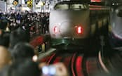 多くの鉄道ファンに見送られる「200系」新幹線の最終列車(15日、JR東京駅)