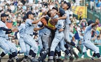 高校野球は今も多くの人がテレビで観戦する（2015年、夏の甲子園で45年ぶり2度目の優勝をした東海大相模ナイン）