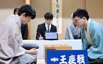 第72期将棋王座戦五番勝負は藤井聡太王座（左）に永瀬拓矢九段が挑戦する。藤井王座が八冠独占を達成した前期王座戦以来のタイトル戦となる（写真は2023年10月11日、第71期王座戦第4局の様子）