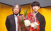 2023年11月の王位就位式に出席した大崎善生氏（左）と藤井聡太七冠（東京都千代田区）