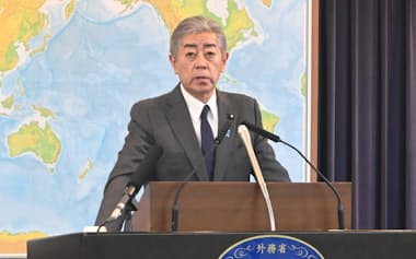 記者会見する岩屋毅外相（5日、外務省）