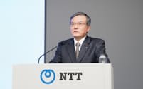 記者会見するNTTの島田明社長（7日、東京都千代田区）