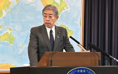 記者会見する岩屋外相（22日、外務省）