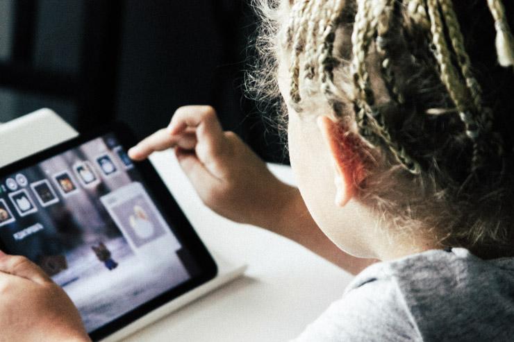 A Guide for Non-Techie Parents to Keep Your Children Safe Online, by Lynda Arbon. Photograph of child with tablet by Igor Starkov