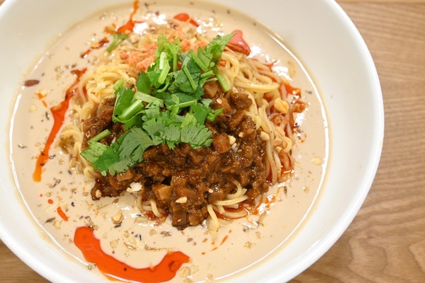 デニーズ×飯田商店のコラボ「担々麺」がうますぎた！ファミレスの粋を超えた「お祭り騒ぎ」の一杯