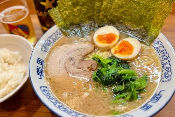 隠れ家的新店で楽しむクラシカル家系ラーメン。練馬の「横浜豚骨醤油ラーメン YOLO」でラ飲み！