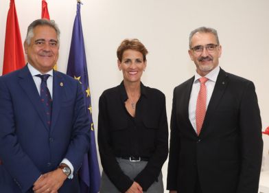 La presidenta del Gobierno de Navarra, María Chivite, se ha reunido con el presidente de la Confederación Empresarial Navarra Juan Miguel Sucunza y Juan Carlos Equiza, presidente de ATA Navarra y de la Comisión Autónomos de CEN, para evaluar la situación del trabajo autónomo tras cuatro años de legislatura 2019-2023