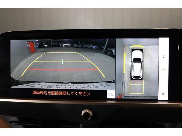 前後左右のカメラの映像を合成し、車を上から見たような視点のパノラミックビューモニター。後方の死角だけでなく左右や前方の障害物の発見もしやすくなります。