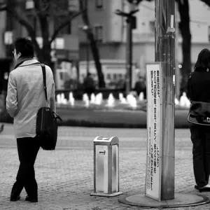 男と女の間にある灰皿