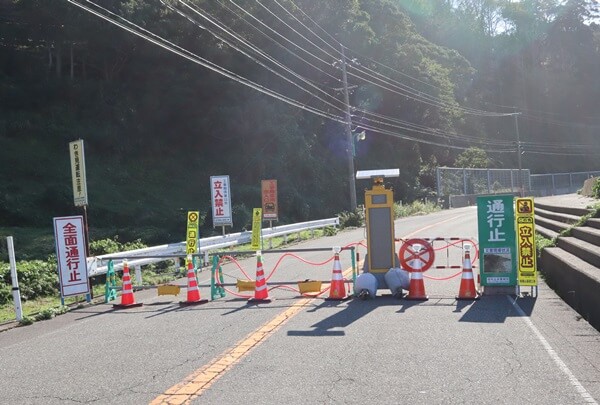 居倉地区を越えたところで通行止