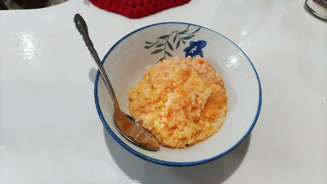 豆板醤汁の残りの中に冷や飯と卵を入れたもの