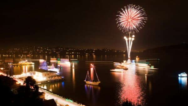 holiday-boat-parade-decorations