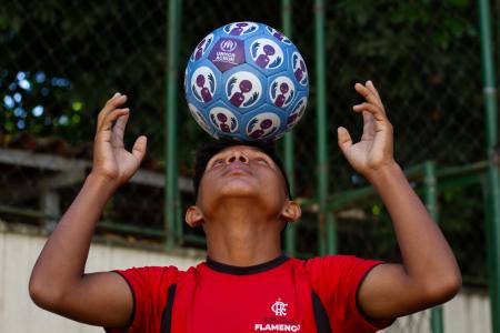 Jovem refugiado indígena Warao participa de teste no Flamengo no Rio de Janeiro