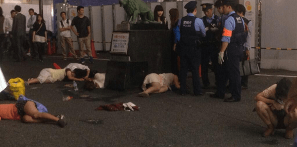 大学生に事情聴取をする警察の画像