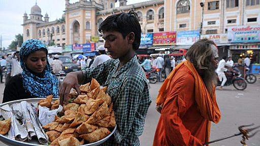 インド警官5人、州首相用のおやつをつまみ食い 懲戒処分の危機