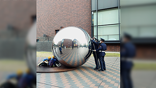 東京美術館前の球体の中に少年が投げ込んだぬいぐるみが入ってしまい、みんなで救出している様子がまるでアートのようだしほっこりする