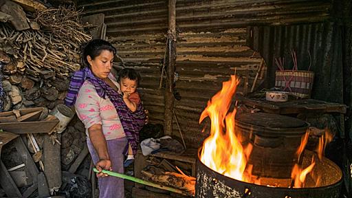 世界30億人が「たき火」調理、煙害なくすには