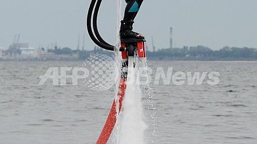 水の力で空へ飛ぶ「フライボード」、ポーランド