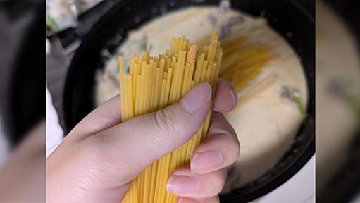 今日のパスタなんか硬くて折りにくいなと思ったら菜箸も一緒に折ってた。最悪すぎる。→「強すぎて草」