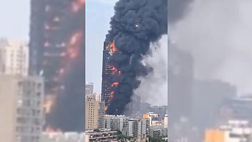 中国の42階建て高層ビルで大規模火災、SNSに動画投稿相次ぐ　炎と黒煙が建物を包む様子も