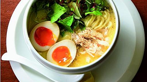 鶏白湯ラーメンが女性人気を獲得　締めにはご飯を投入の店も