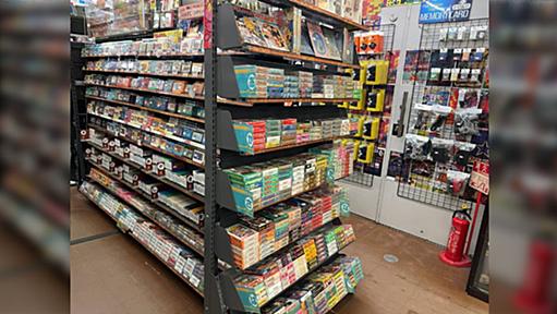 外国人が来日してレトロゲームを大量に買っていくので専門店では在庫が激減しているらしい「いいことなのでは？」「日本人が買えなくなっていく」