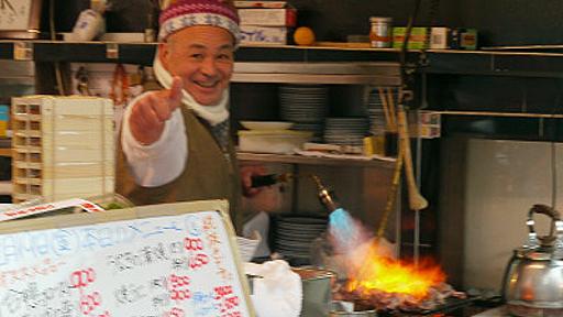 ガスバーナーで豪快にマグロを焼く野外立ち飲み居酒屋「とよ」で山盛りの刺身を食べてきました