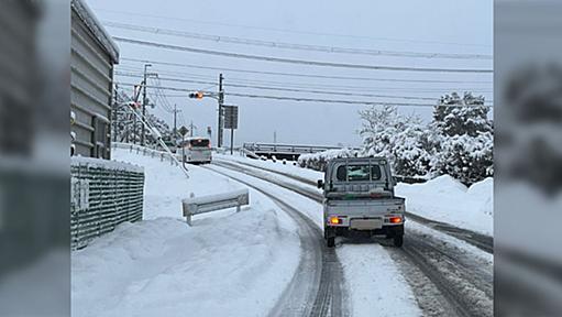 この軽トラの人は実は"分かってる人"の動きをしてるけどあまり気付かれない→雪の坂道はこれやらないとがっつり被害が