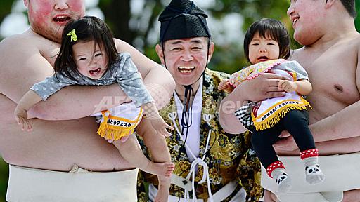 浅草寺で「泣き相撲」、健康な成長祈る