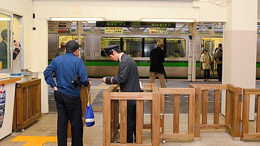 「自動改札機は維持費が…」　木製柵設置、レトロで好評：朝日新聞デジタル