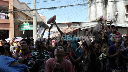 飲まず食わずで死者からも略奪、フィリピン台風被災地