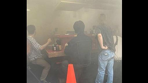 火事でもラーメン食べ続ける客が…「ラーメン二郎」で火事も「火と煙の中で普通に営業」アブラに引火か？｜FNNプライムオンライン