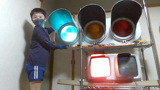 信号機を落札した小学生、独学プログラミングで点灯成功「LEDより昭和の電球式の方がなじみがあって好き」