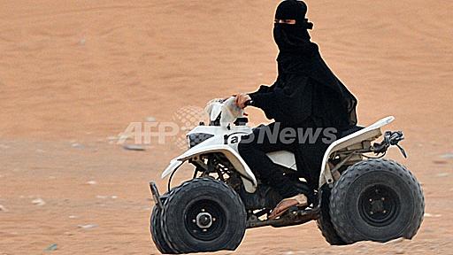 バギーの運転を楽しむ女性たち、サウジアラビア