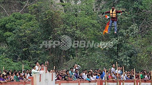 ギネス記録男性、髪の毛で川を渡るスタントで死亡 インド