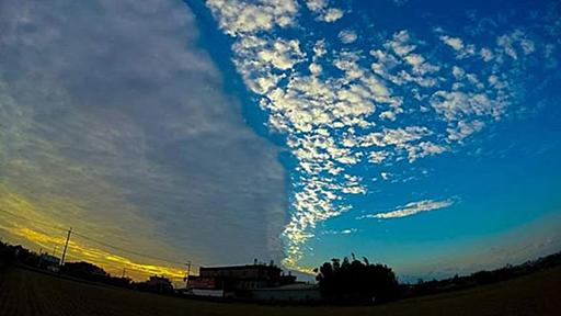 空がが真っ二つに割れた？台湾に出現した「陰陽雲」、（※追記：そして日本の仙台でも）